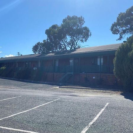Deniliquin Country Club Motor Inn Esterno foto