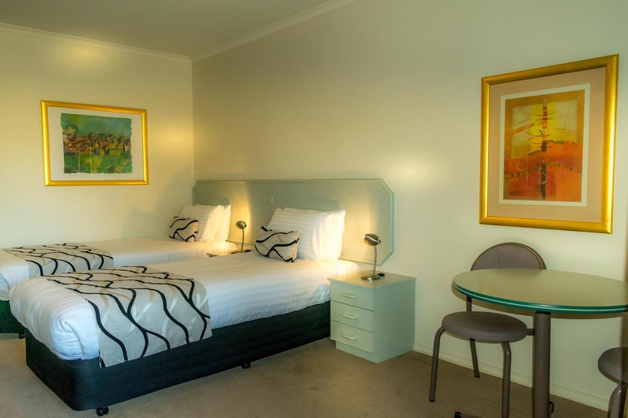 Deniliquin Country Club Motor Inn Esterno foto