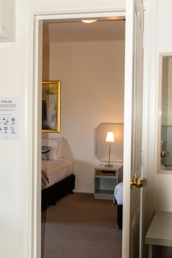 Deniliquin Country Club Motor Inn Esterno foto