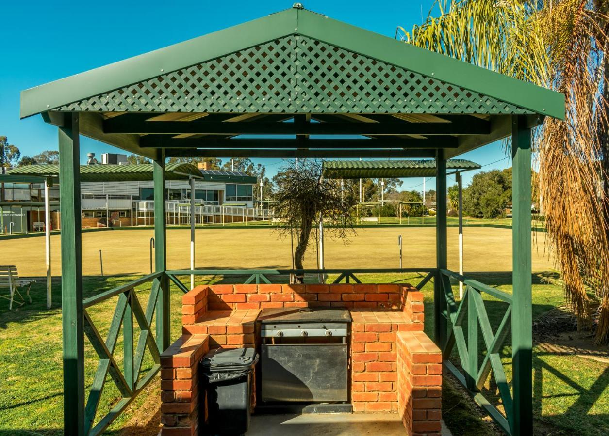 Deniliquin Country Club Motor Inn Esterno foto