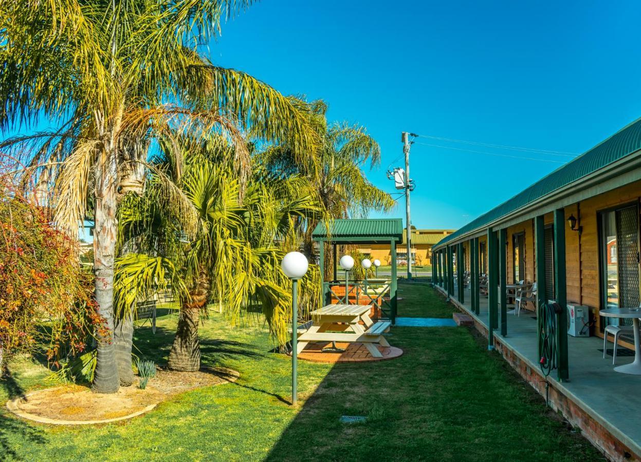 Deniliquin Country Club Motor Inn Esterno foto