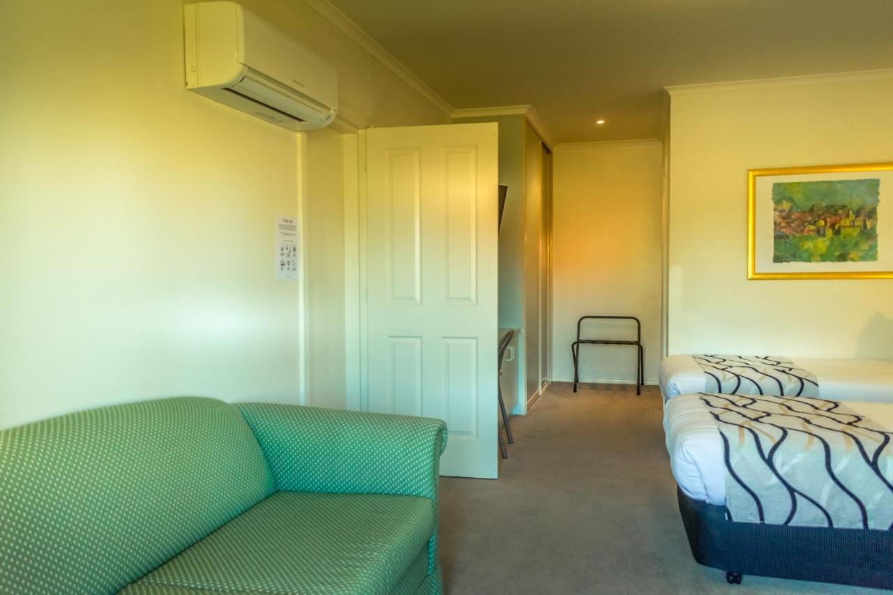 Deniliquin Country Club Motor Inn Esterno foto