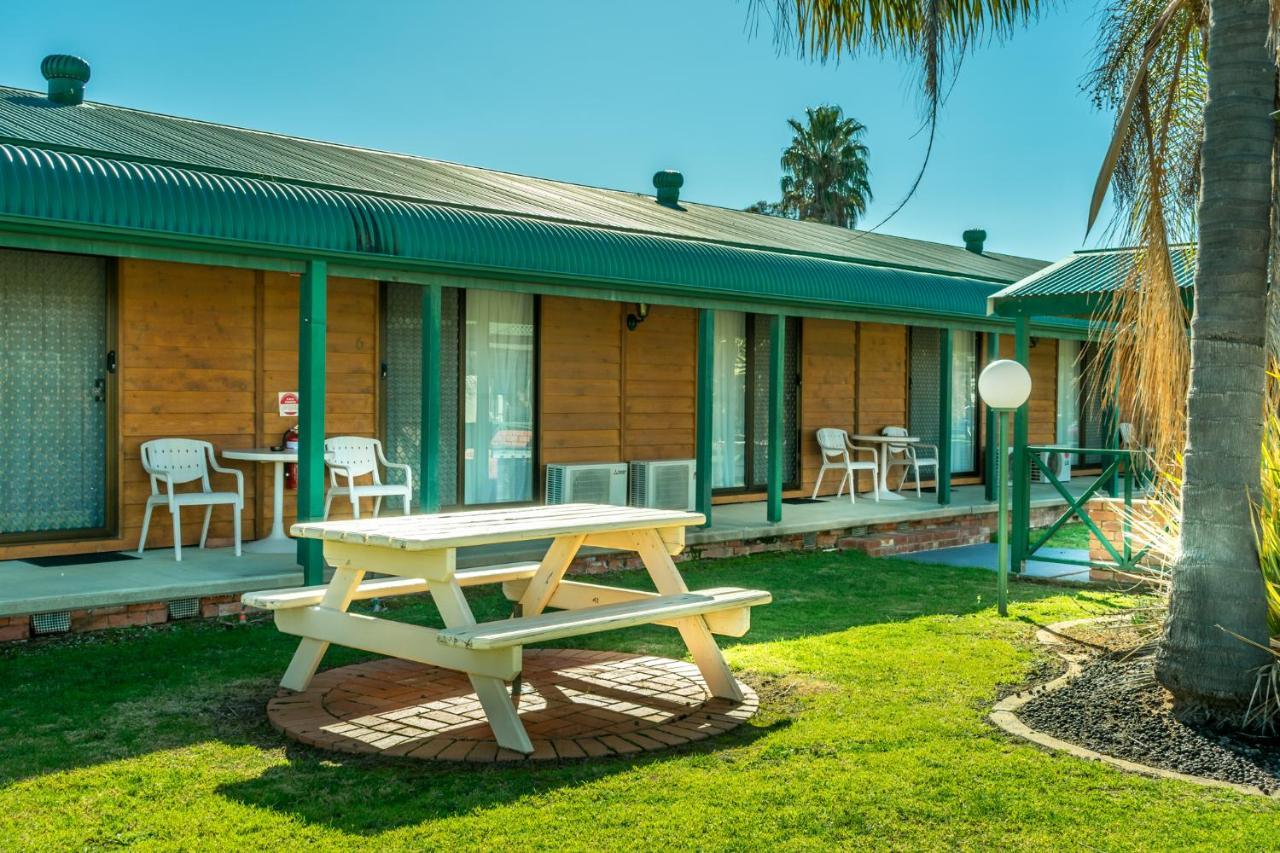 Deniliquin Country Club Motor Inn Esterno foto