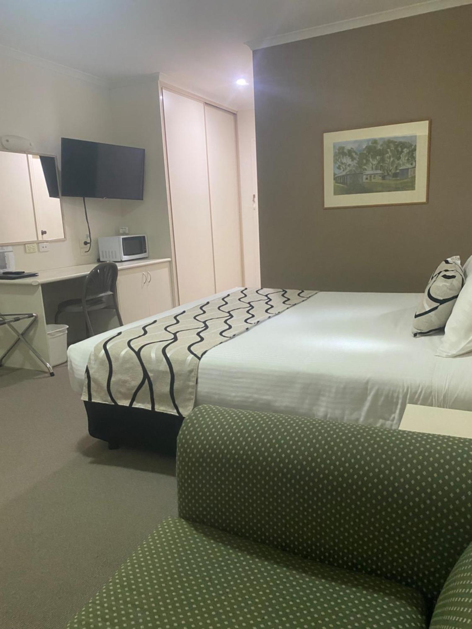 Deniliquin Country Club Motor Inn Esterno foto