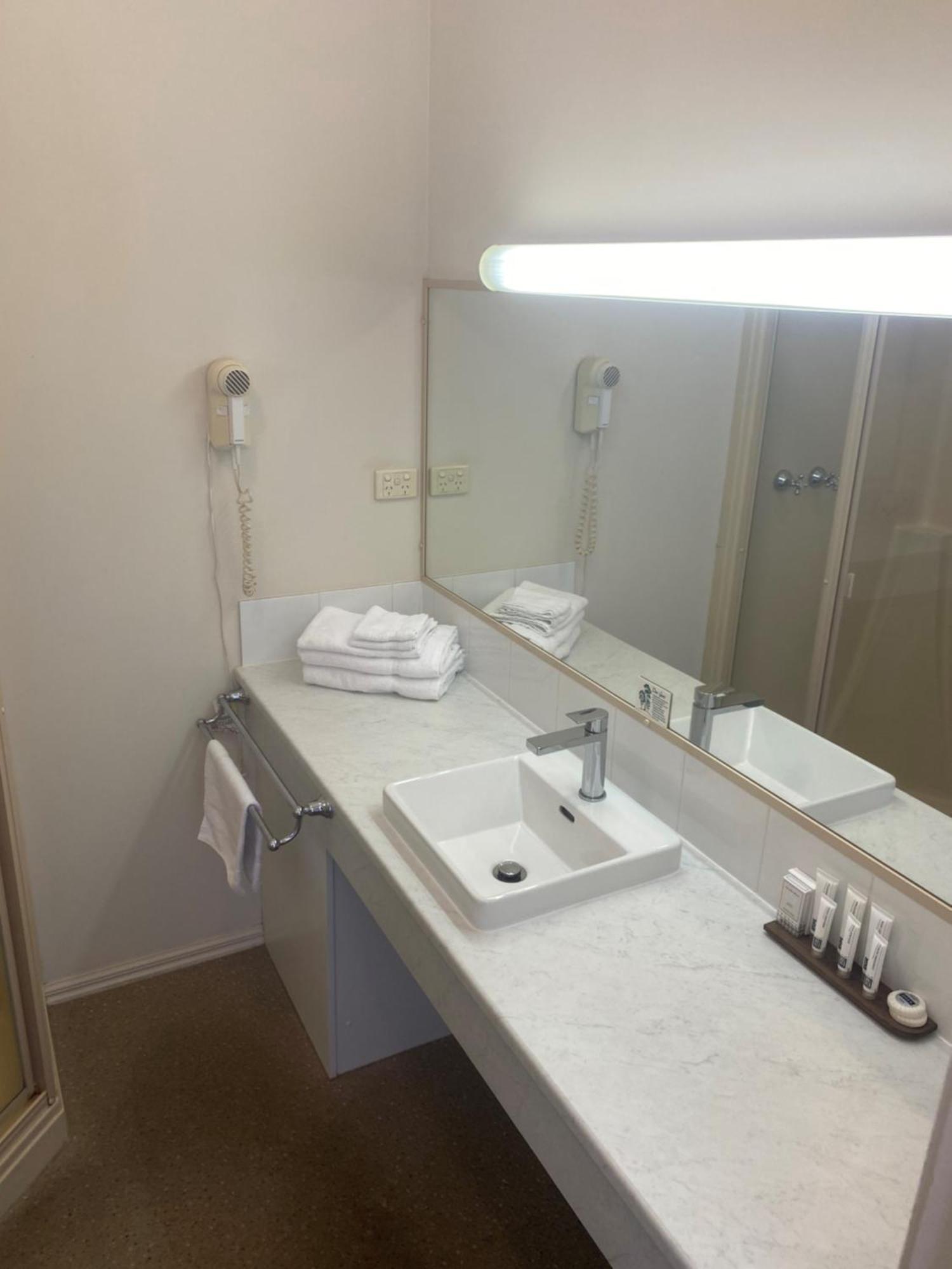 Deniliquin Country Club Motor Inn Esterno foto