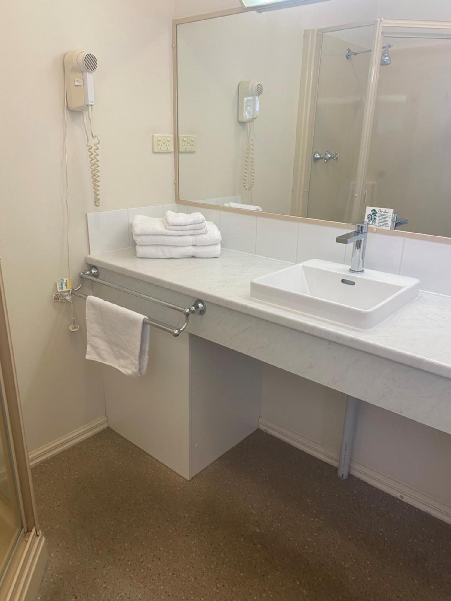 Deniliquin Country Club Motor Inn Esterno foto