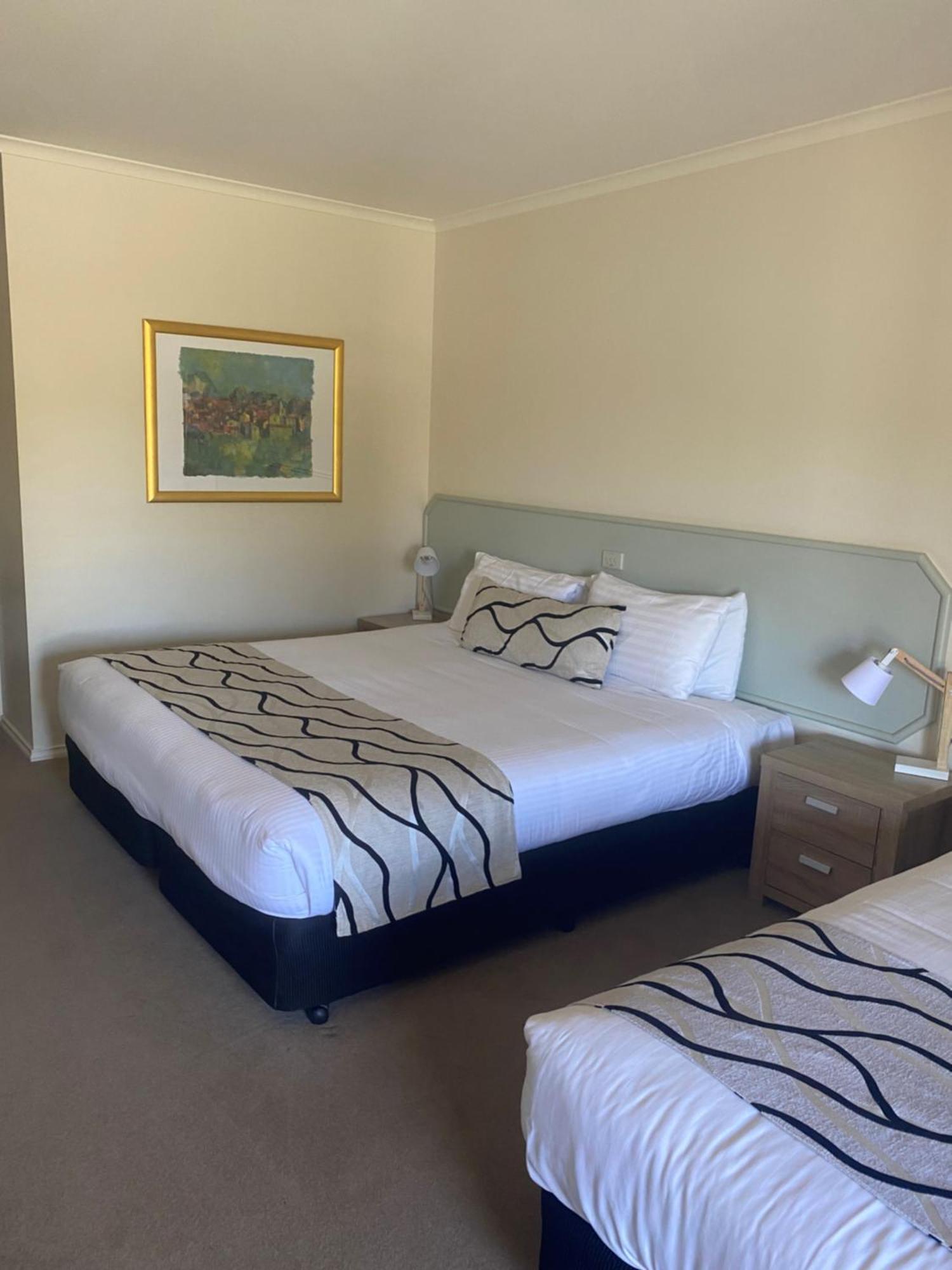 Deniliquin Country Club Motor Inn Esterno foto
