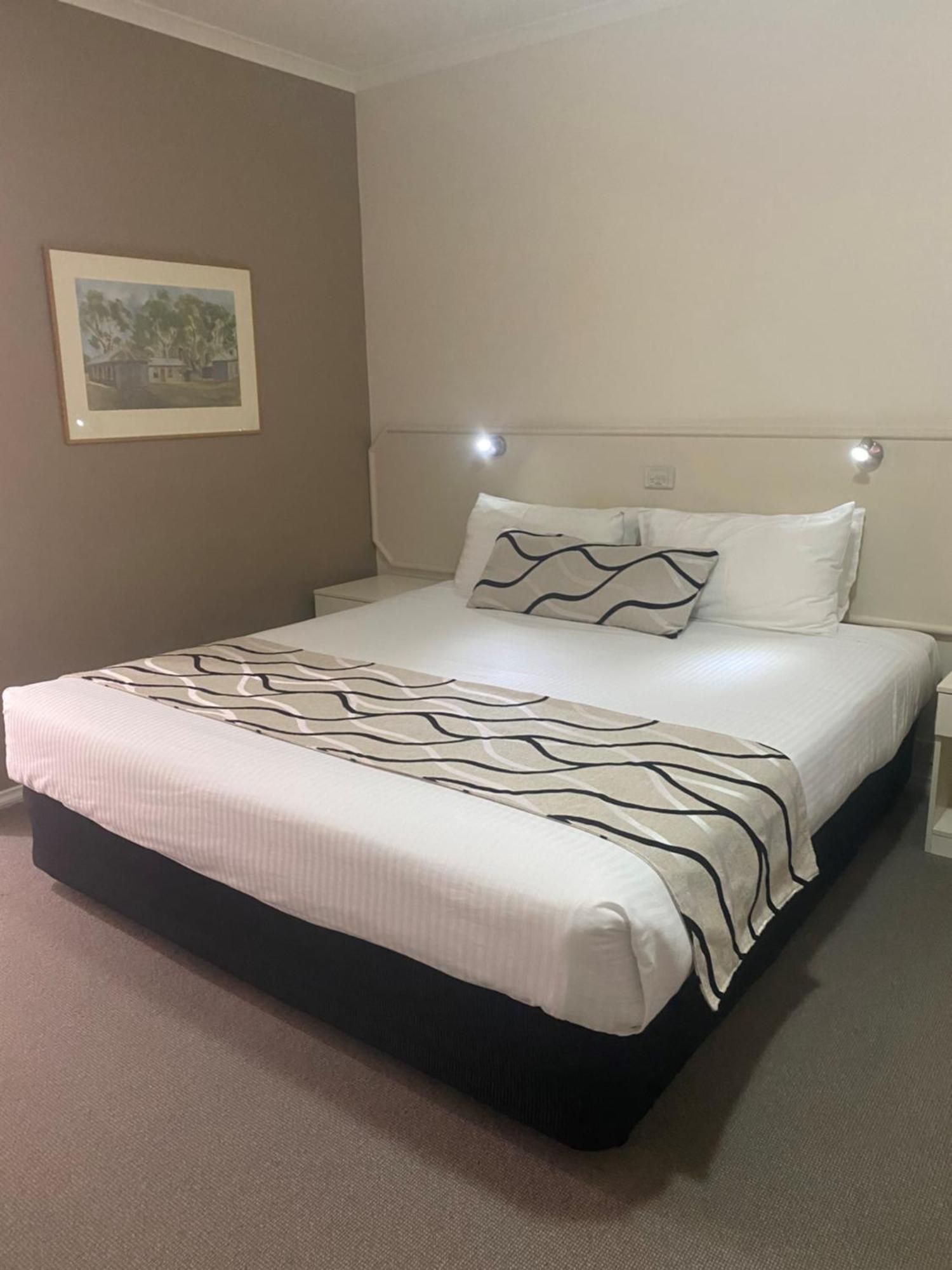 Deniliquin Country Club Motor Inn Esterno foto