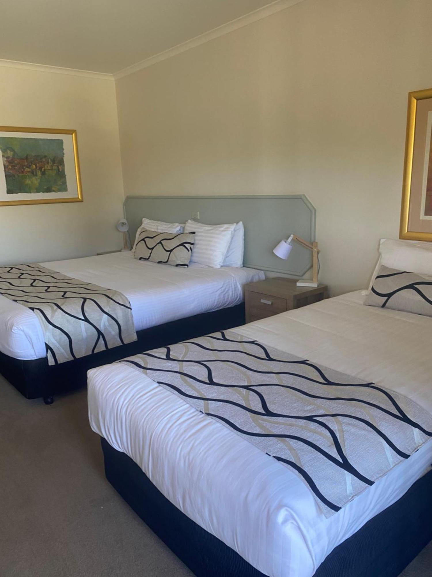 Deniliquin Country Club Motor Inn Esterno foto