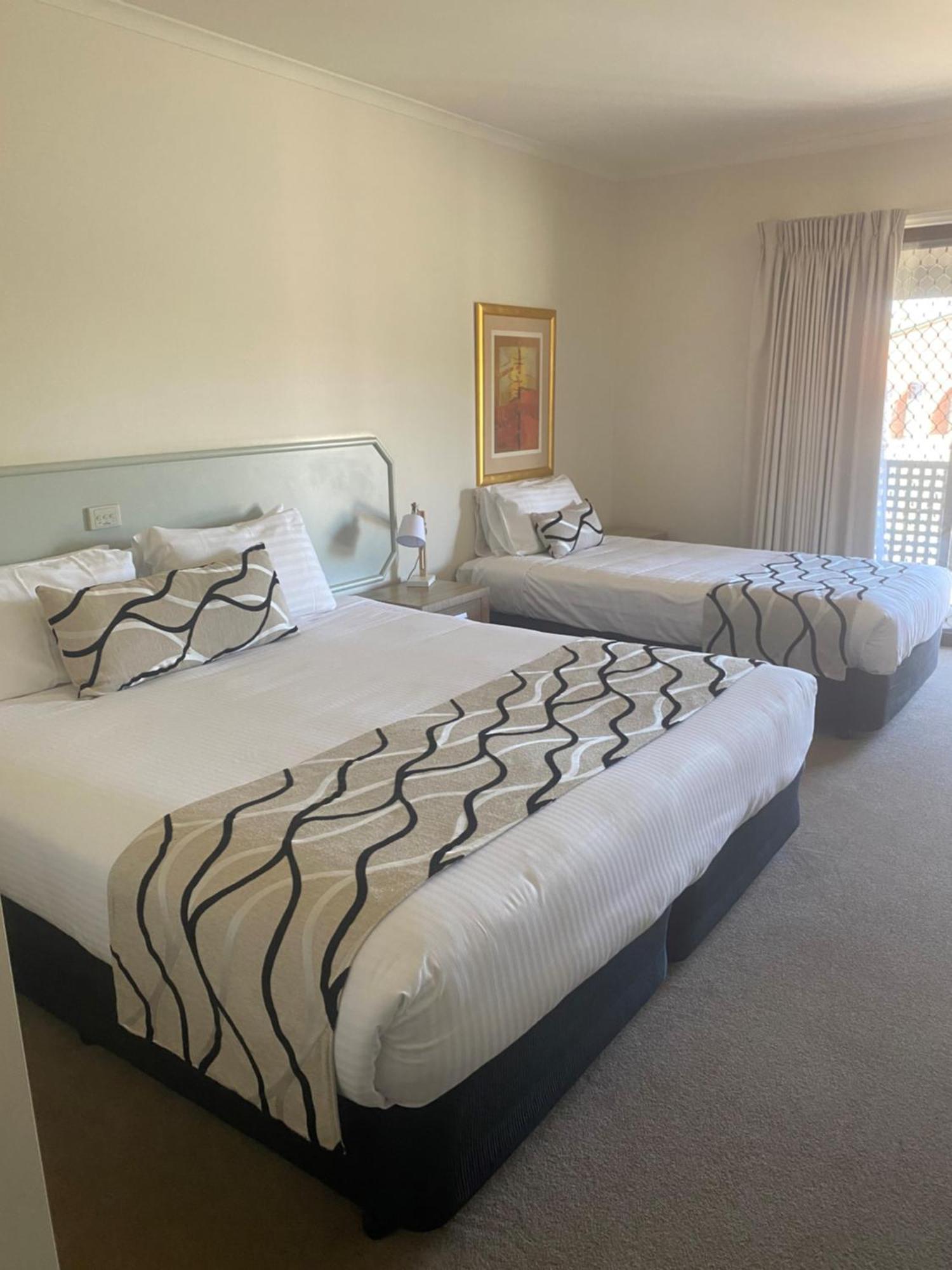 Deniliquin Country Club Motor Inn Esterno foto