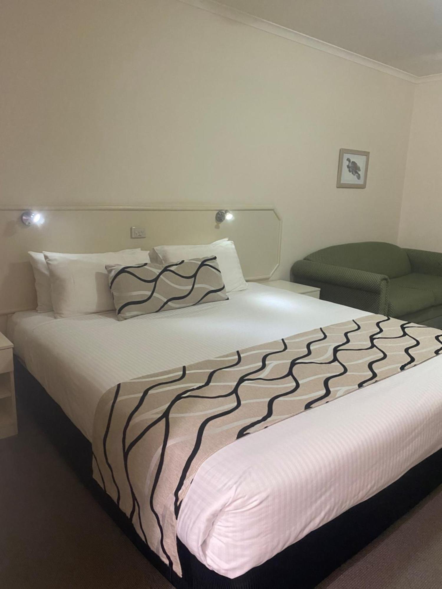 Deniliquin Country Club Motor Inn Esterno foto