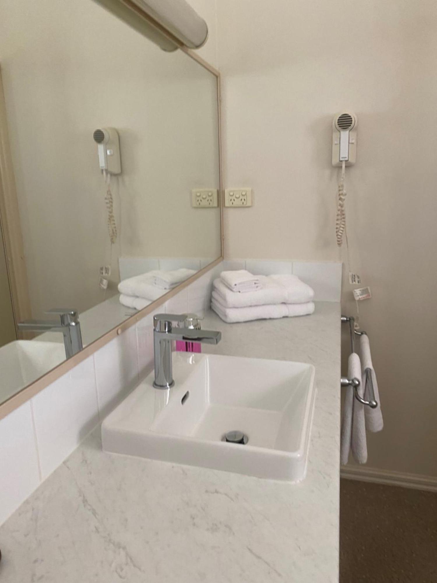 Deniliquin Country Club Motor Inn Esterno foto