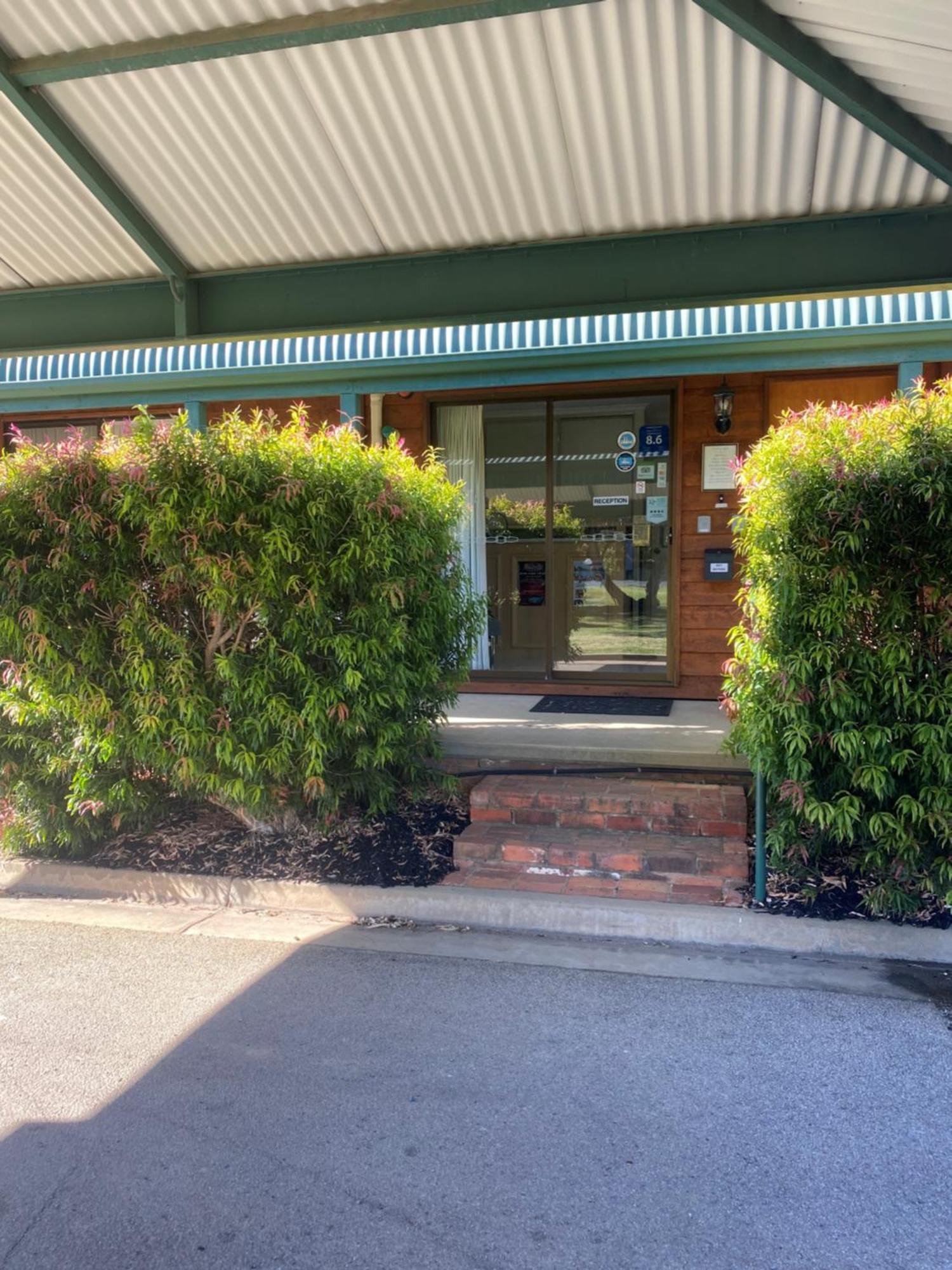 Deniliquin Country Club Motor Inn Esterno foto