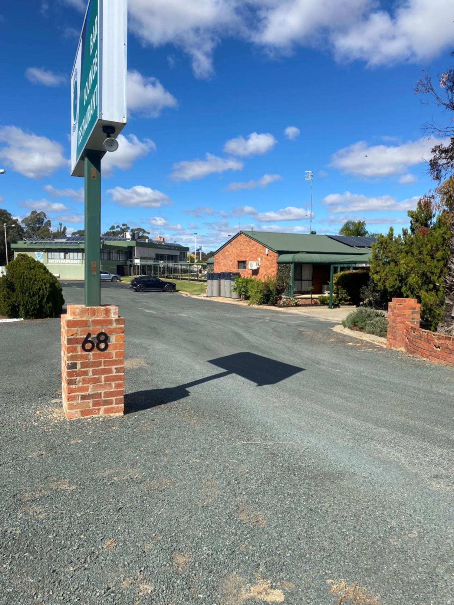 Deniliquin Country Club Motor Inn Esterno foto