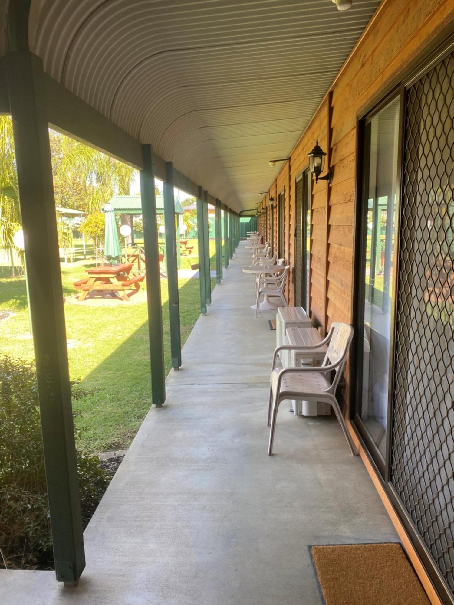 Deniliquin Country Club Motor Inn Esterno foto