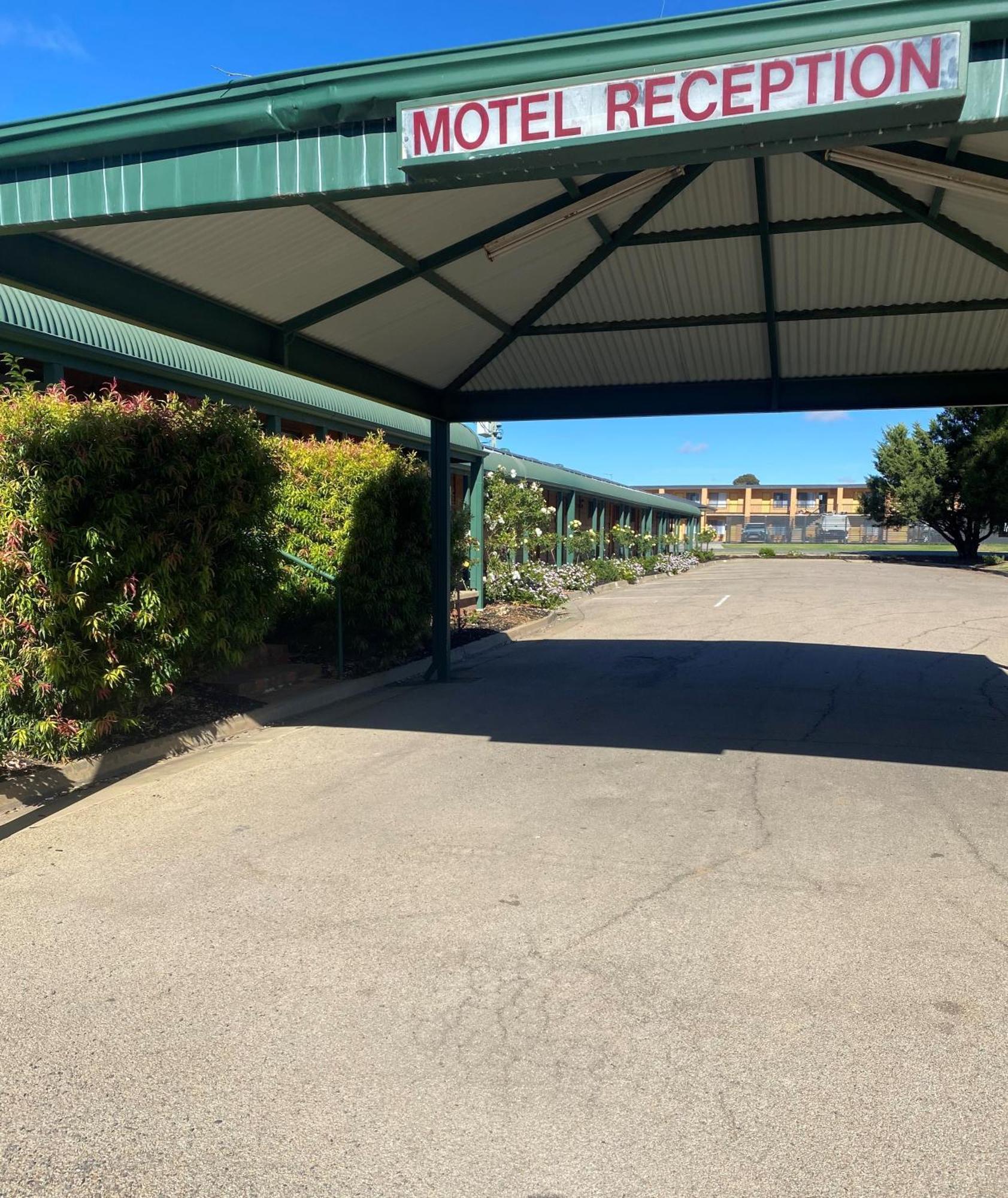 Deniliquin Country Club Motor Inn Esterno foto