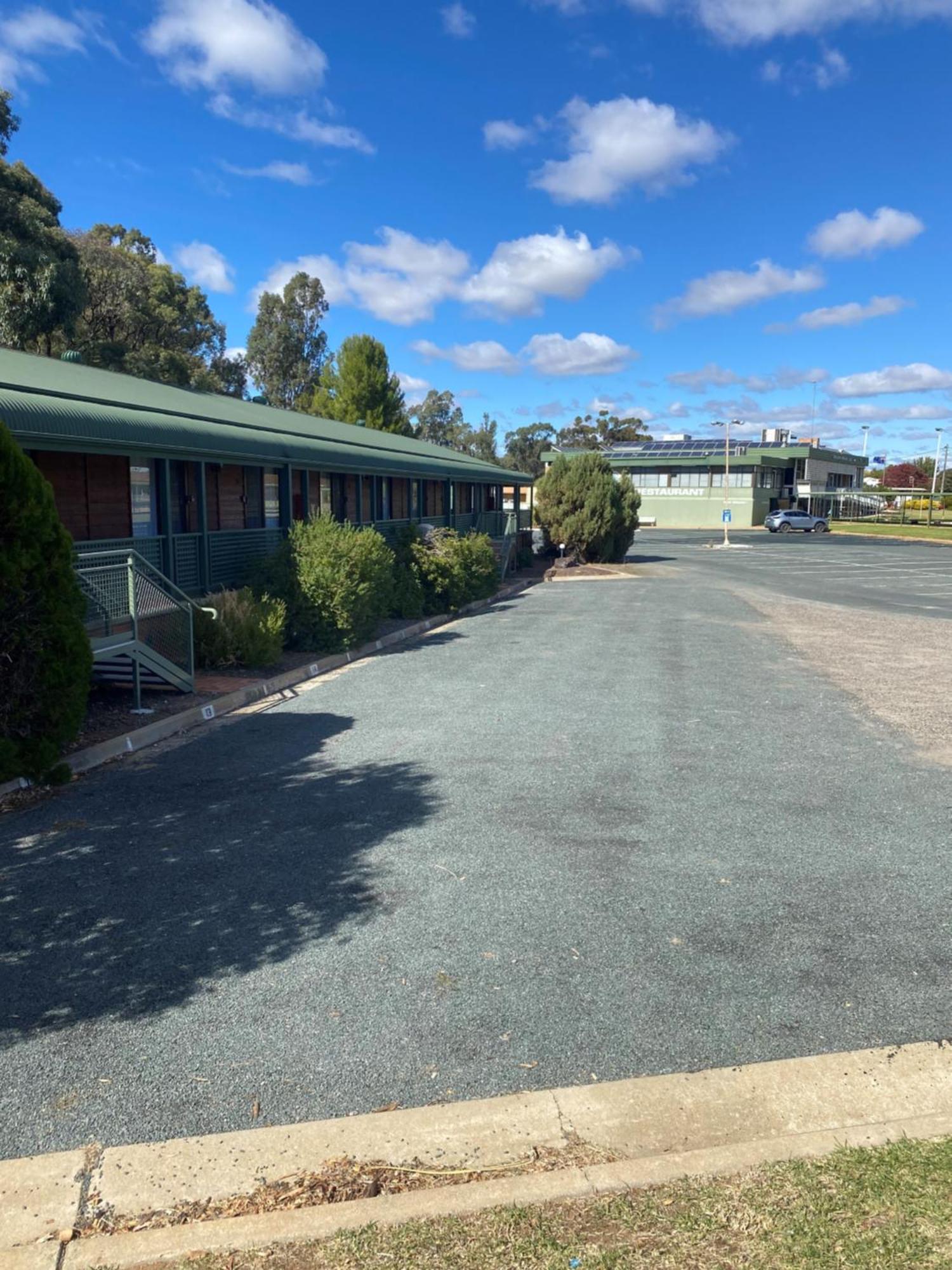 Deniliquin Country Club Motor Inn Esterno foto