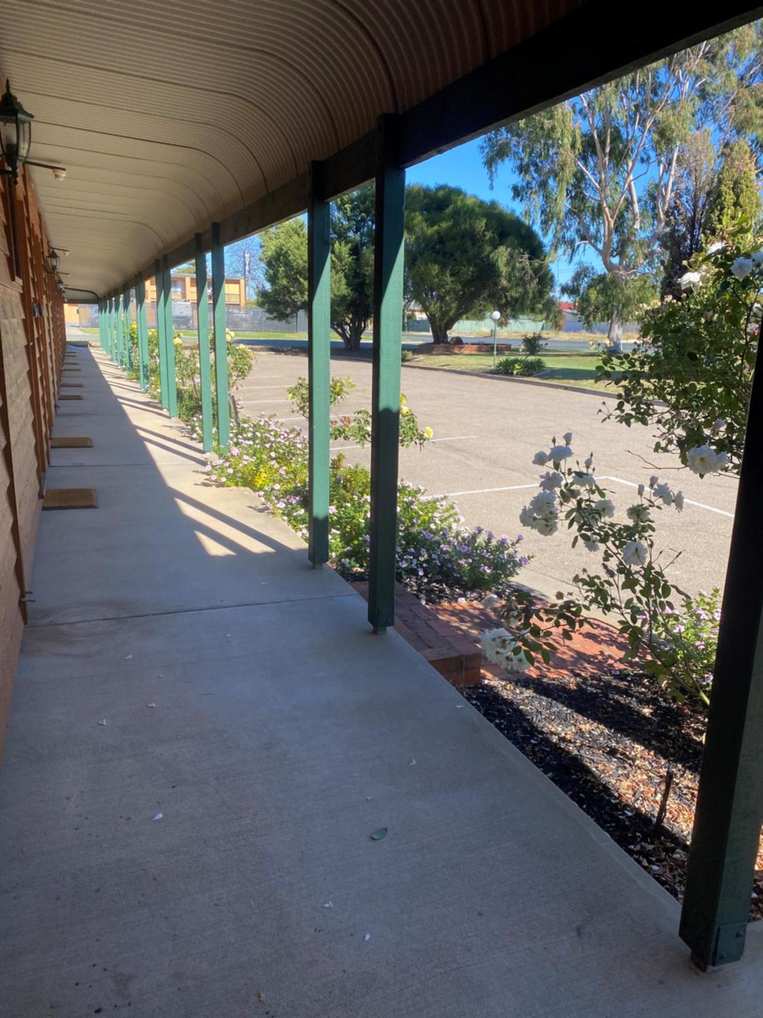 Deniliquin Country Club Motor Inn Esterno foto