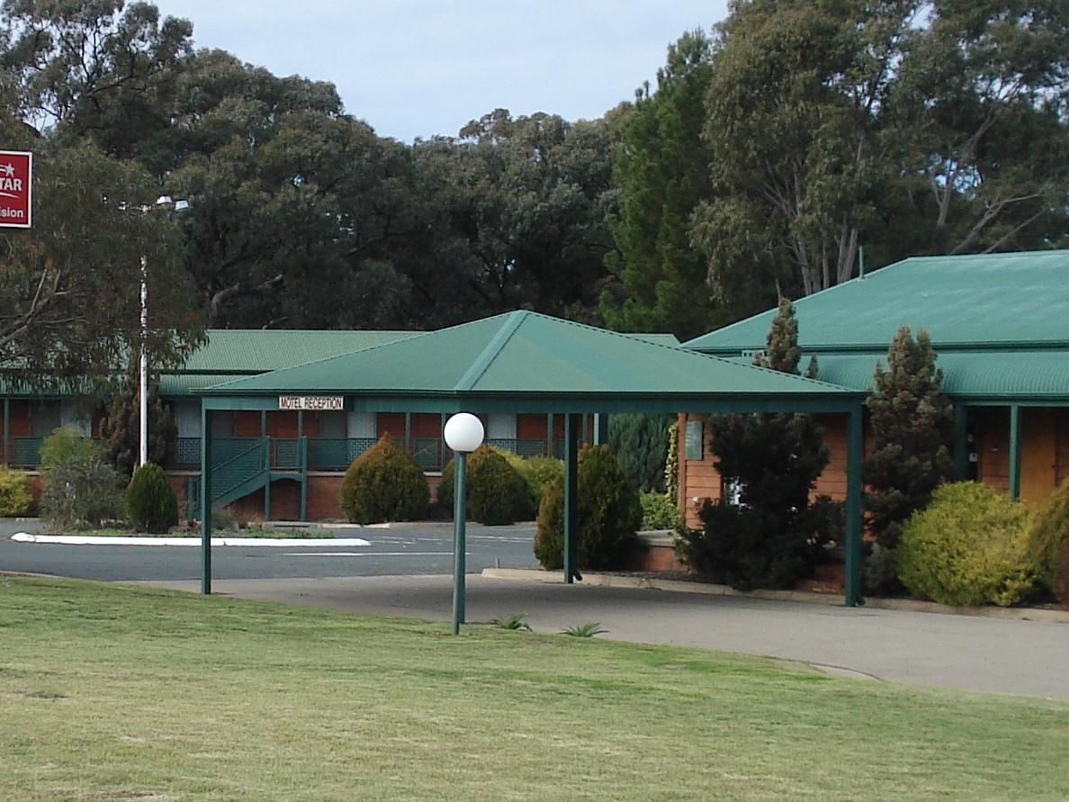 Deniliquin Country Club Motor Inn Esterno foto