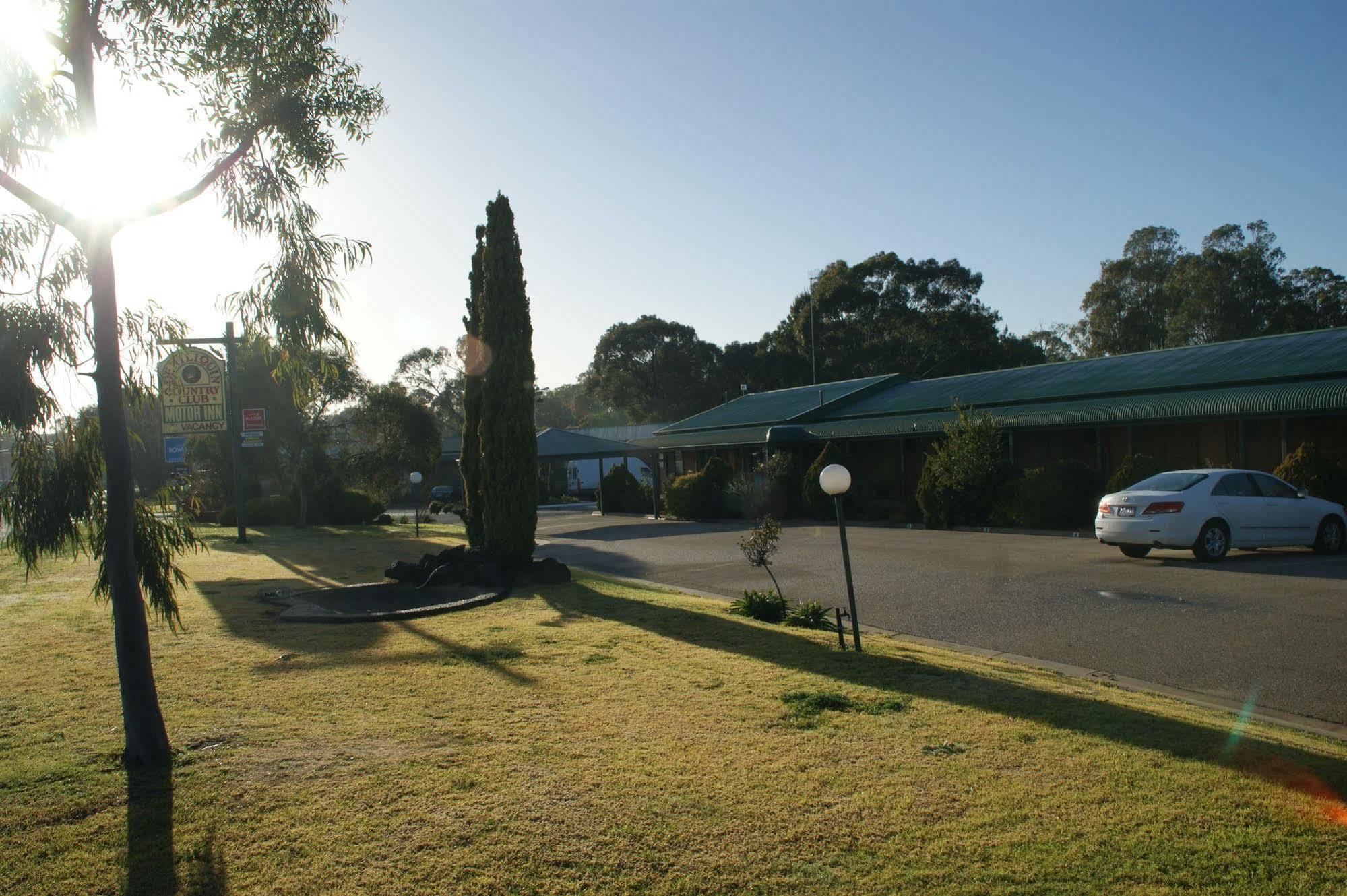 Deniliquin Country Club Motor Inn Esterno foto