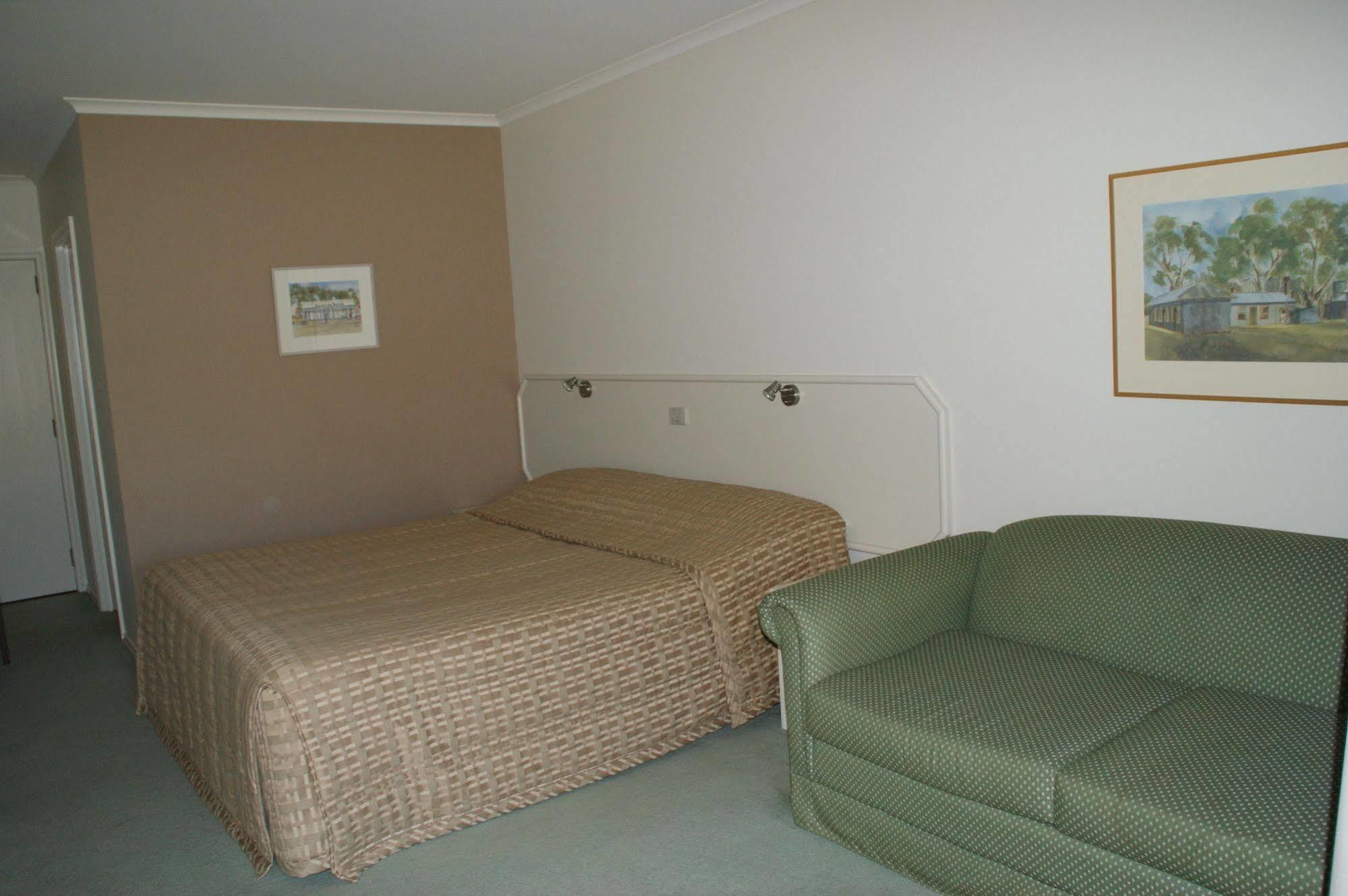 Deniliquin Country Club Motor Inn Esterno foto